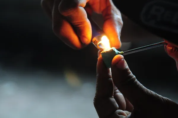 Reportagem investigativa da *Folha do Val* revela o crescimento alarmante das 'tocas de crack' no Valparaíso do Goiás (GO).