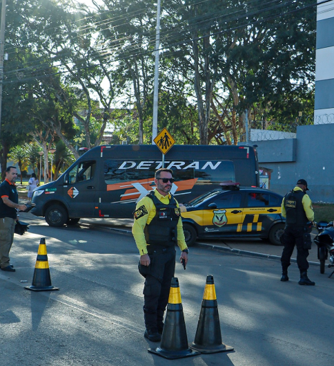 Jovens do Valparaíso do Goiás se utilizam de grupos no WhatsApp para comunicar blitz pela cidade. Ação divide opiniões. 