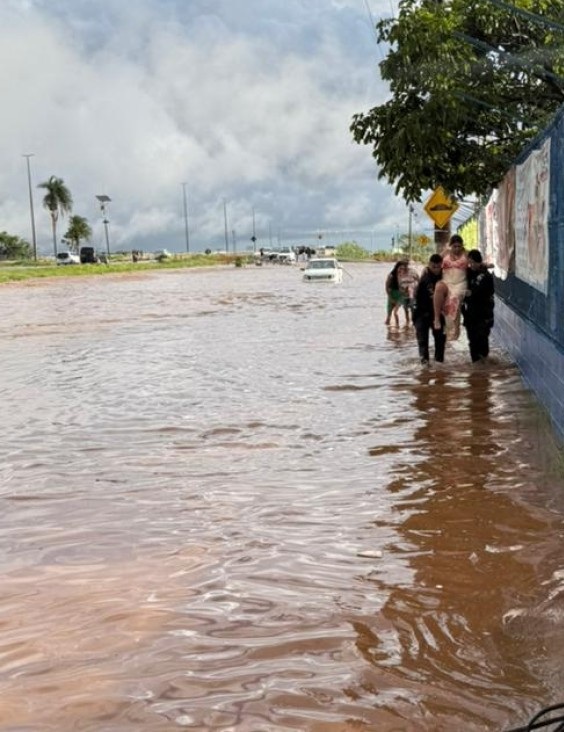 Uma família é resgatada após ter o carro arrastado por uma enxurrada em Valparaíso; policiais evitam uma tragédia e reforçam alertas.