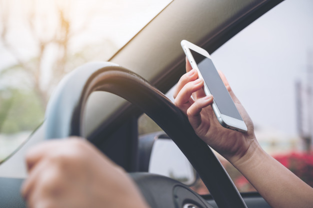 1 em cada 5 motoristas do Val usa celular ao dirigir, revelando riscos no trânsito e a necessidade de mais fiscalização e conscientização.