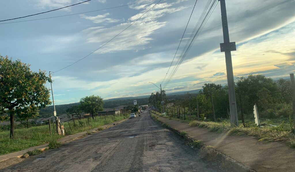 Chuvas recentes agravaram as ruas do Jardim Marajó, onde buracos, asfalto danificado e falta de manutenção revoltam moradores. 